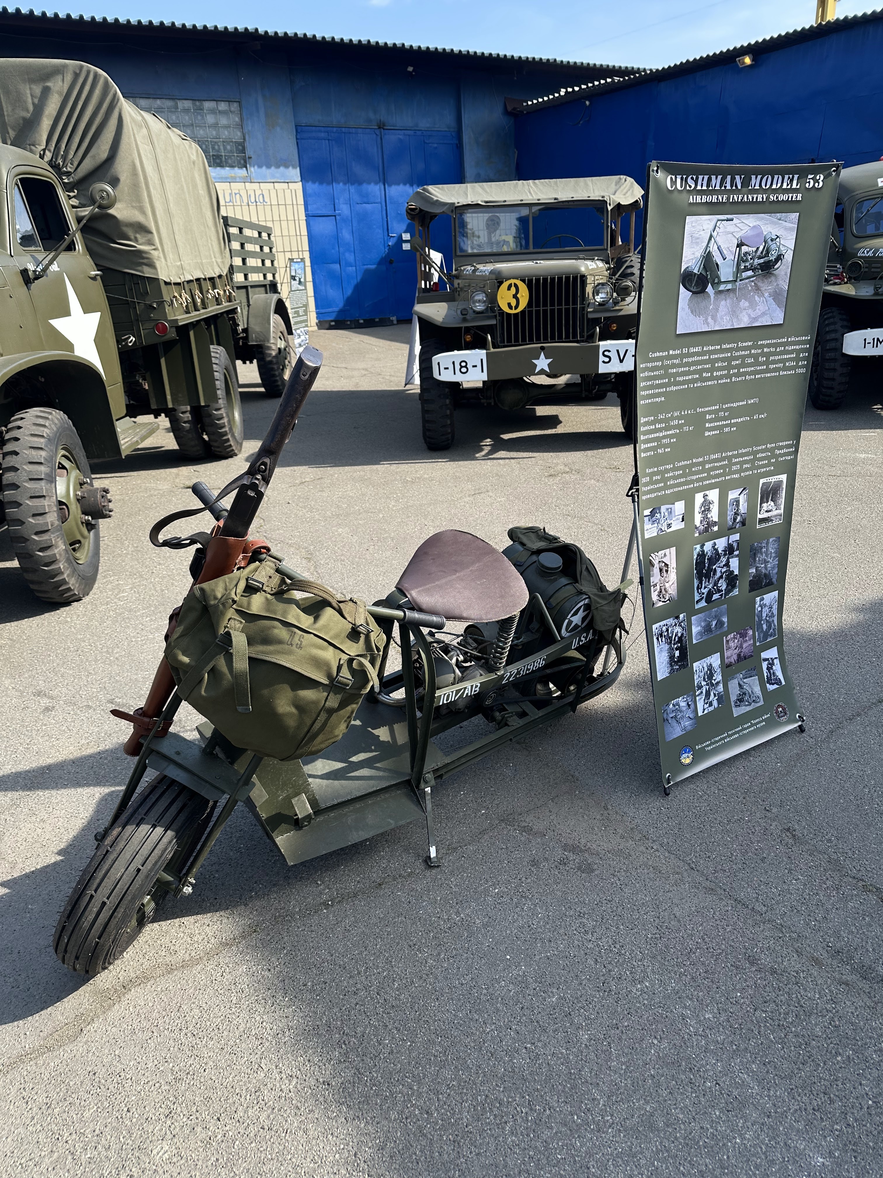 Учасник виставки десантний моторолер Cushman model 53