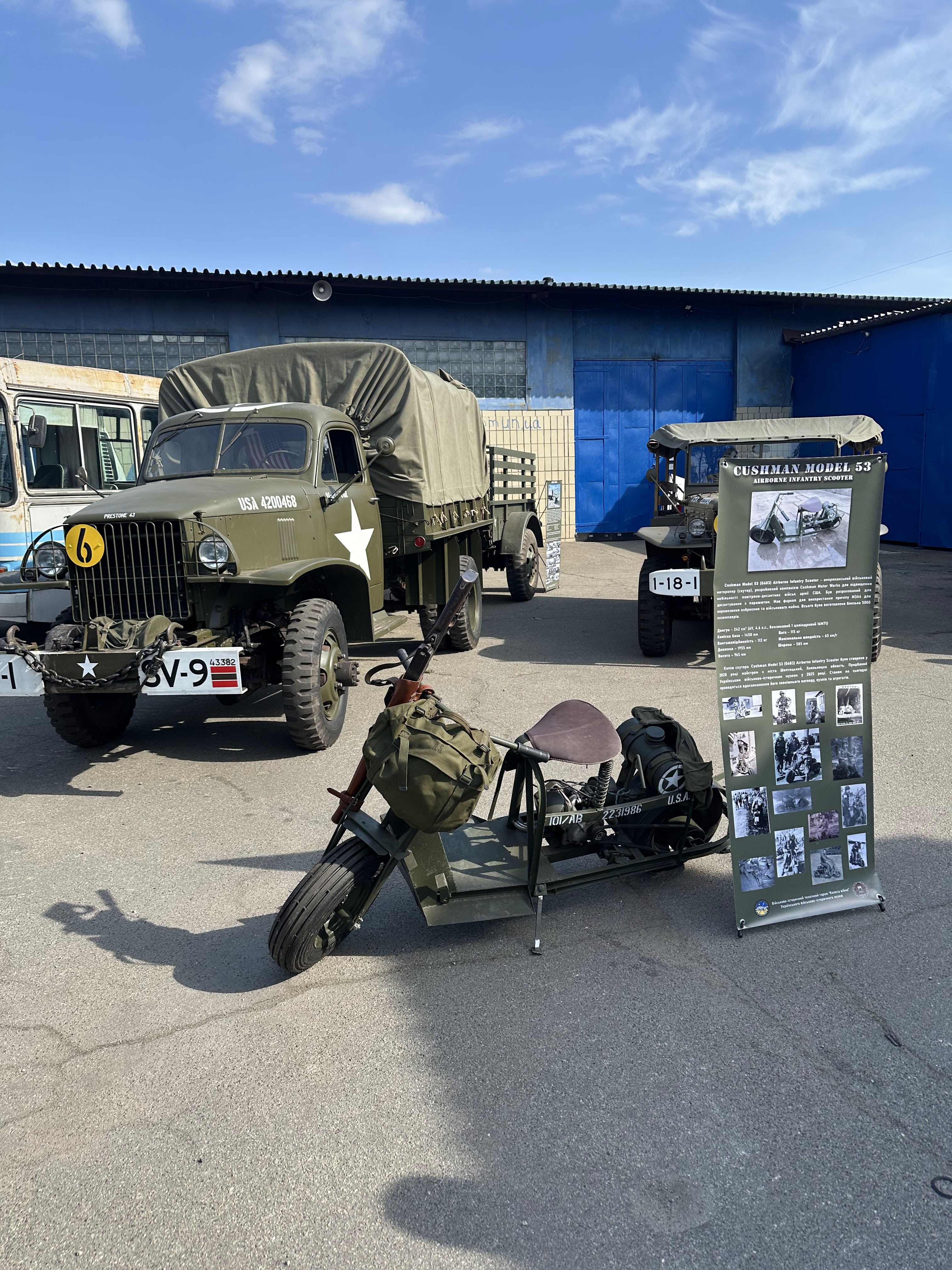 Учасник виставки десантний моторолер Cushman model 53
