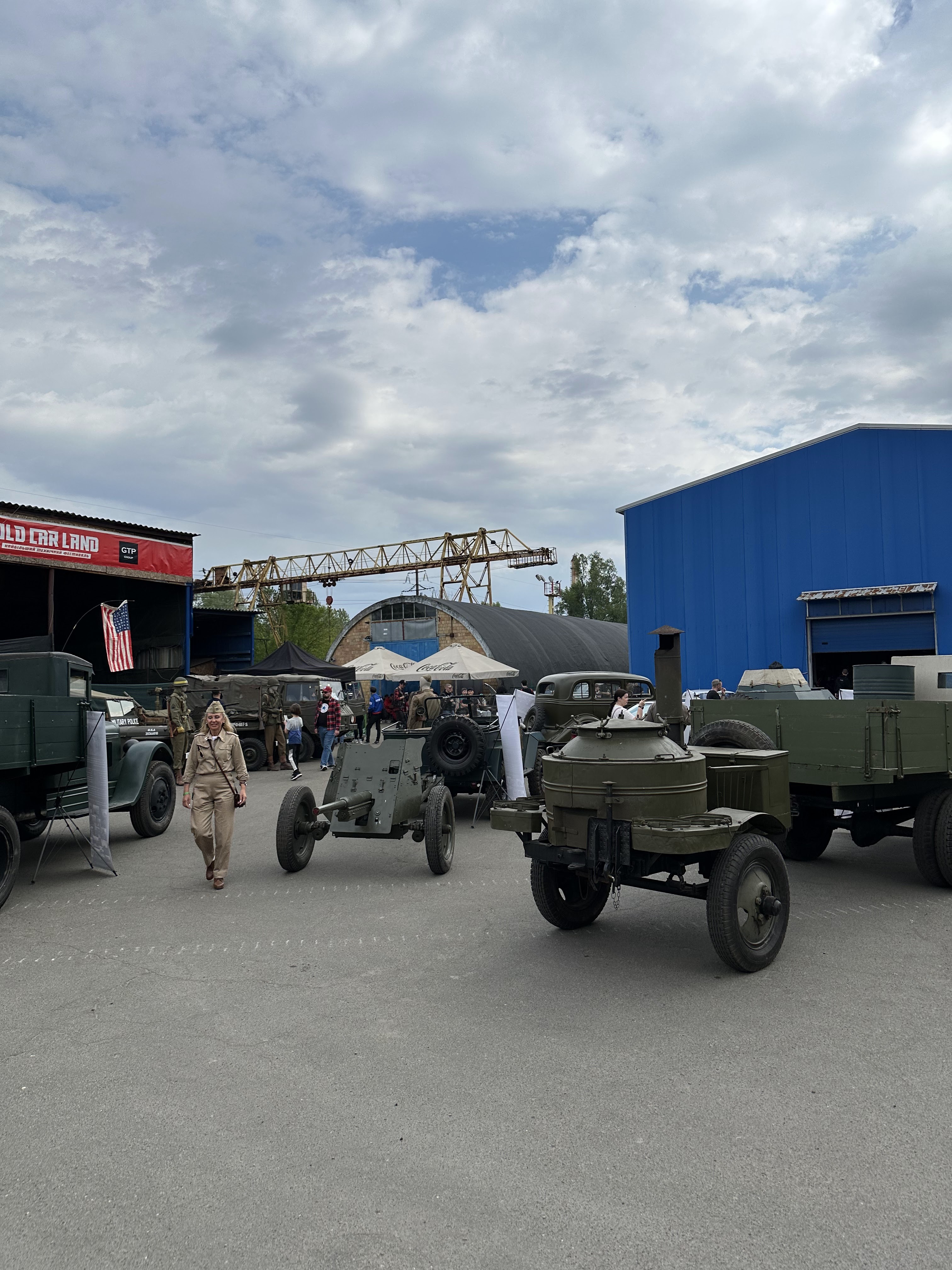 Презентація радянської техніки та спорядження Колес війни на виставці