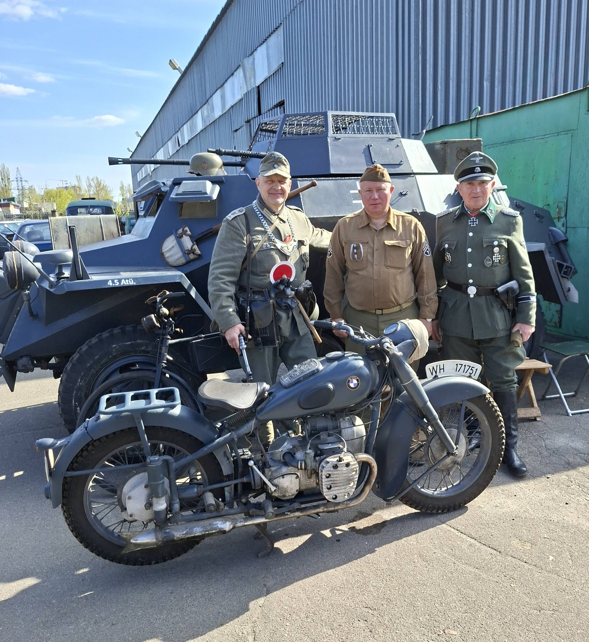 Презентація німецької техніки та спорядження Колес війни на виставці