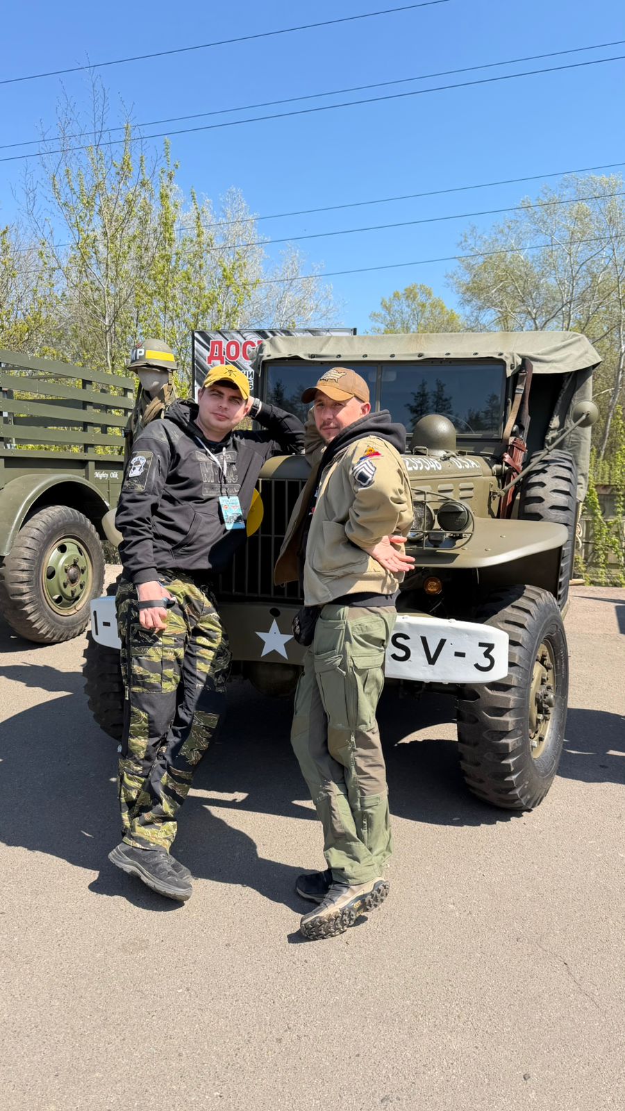 Механіки гаражу та Dodge WC-51
