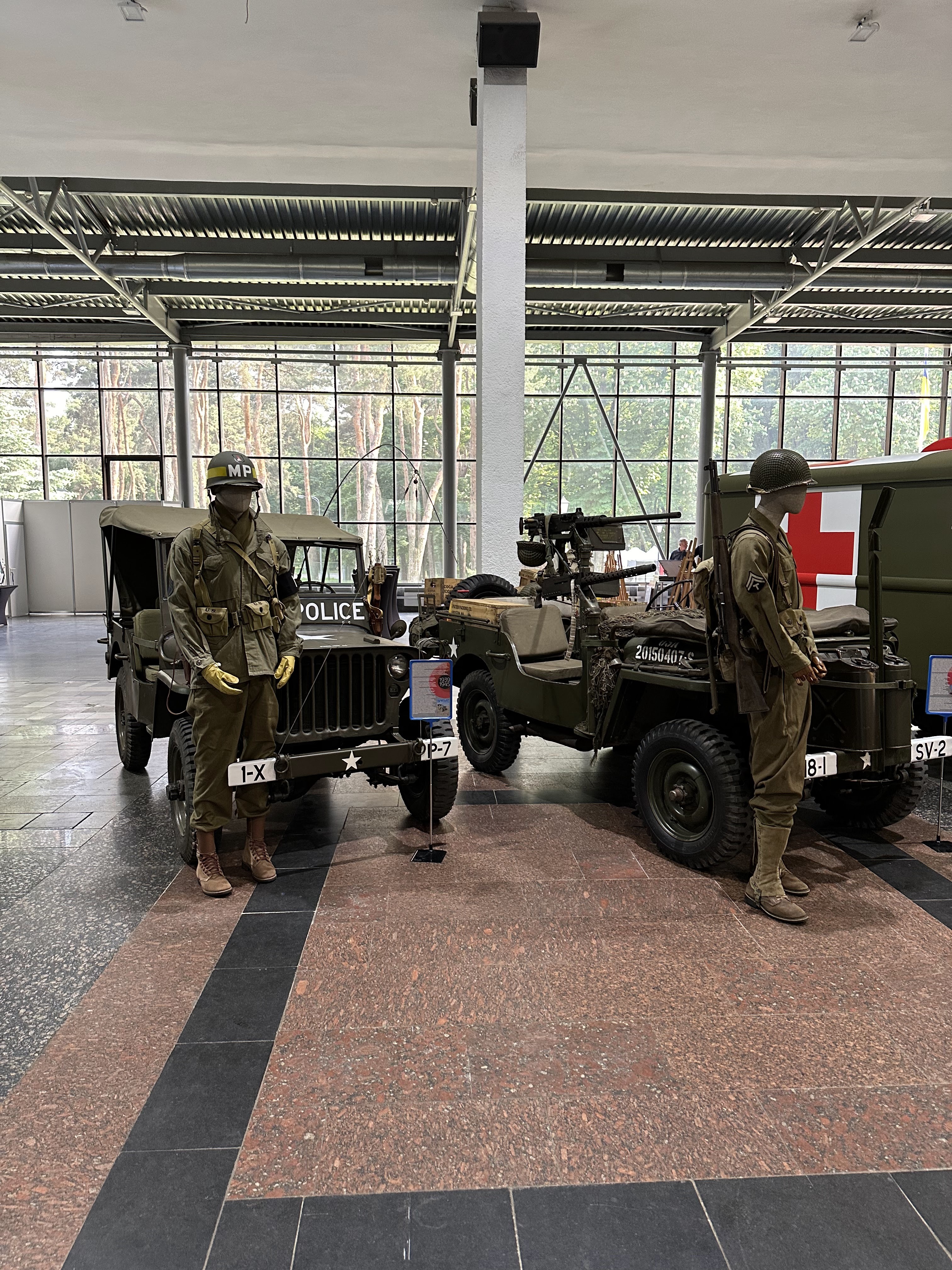 Два Ford GPW - піхотний та військової поліції. Манекени презентують форму піхотинця та 
        військового поліцейського армії США на 1944-1945 р.р.