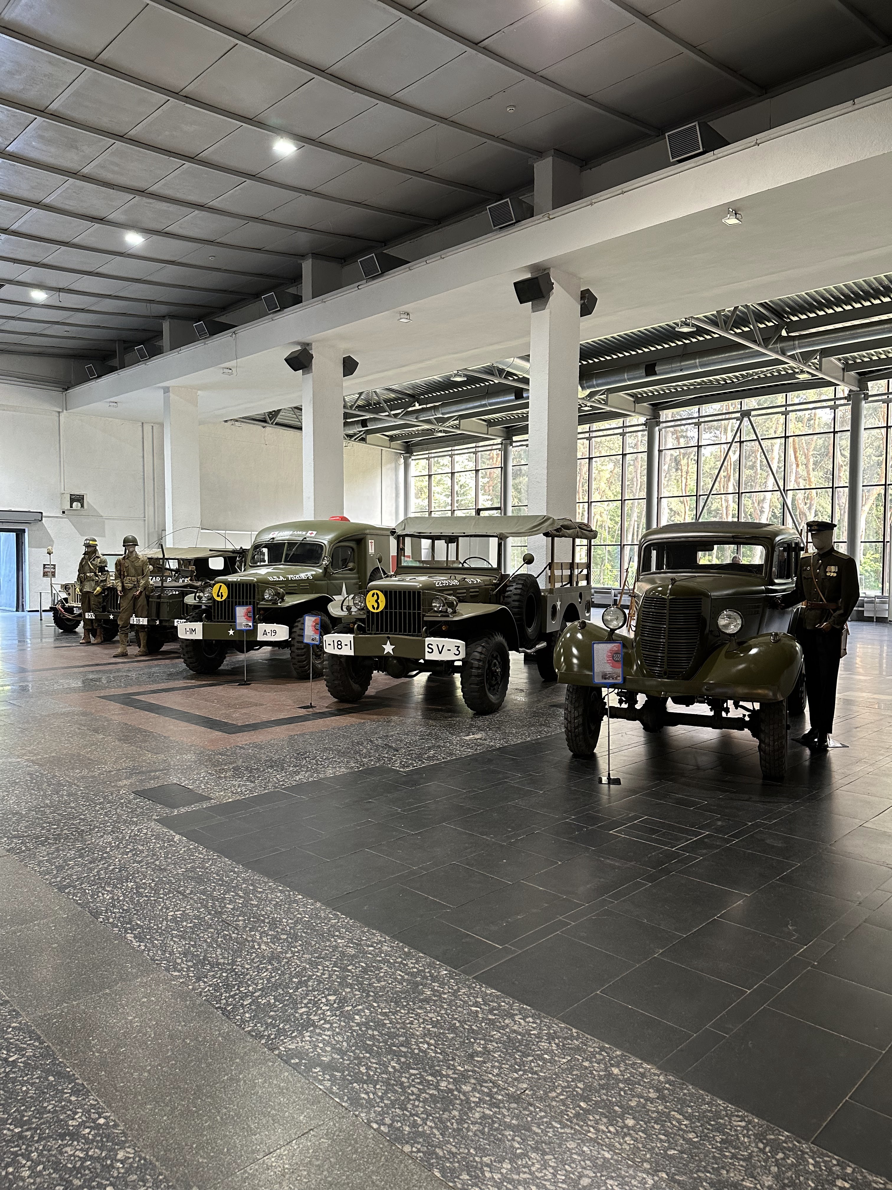 Учасники виставки Зірки Old Car Land