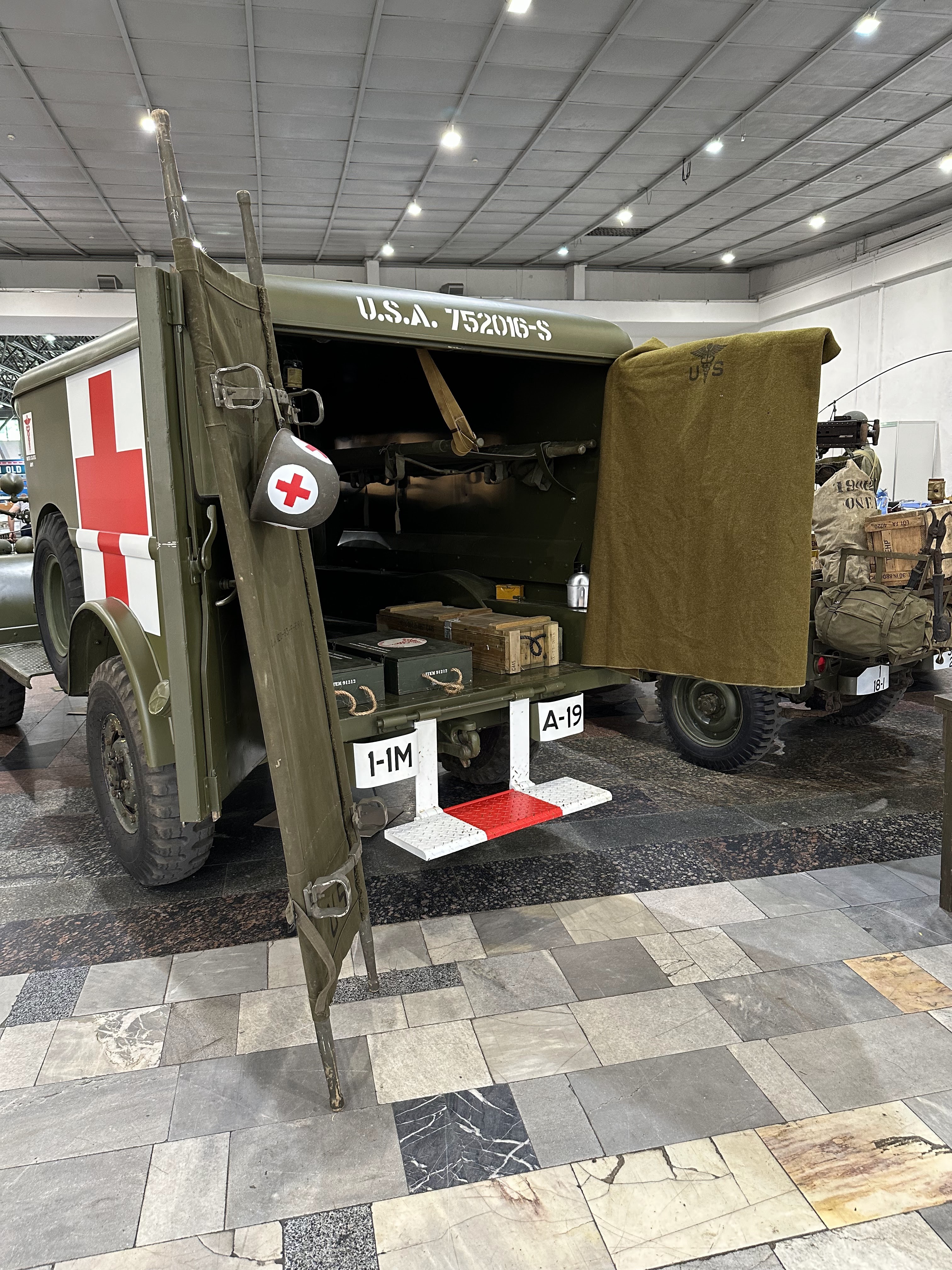 Тильна сторона санітарного автомобіля Dodge WC-54.