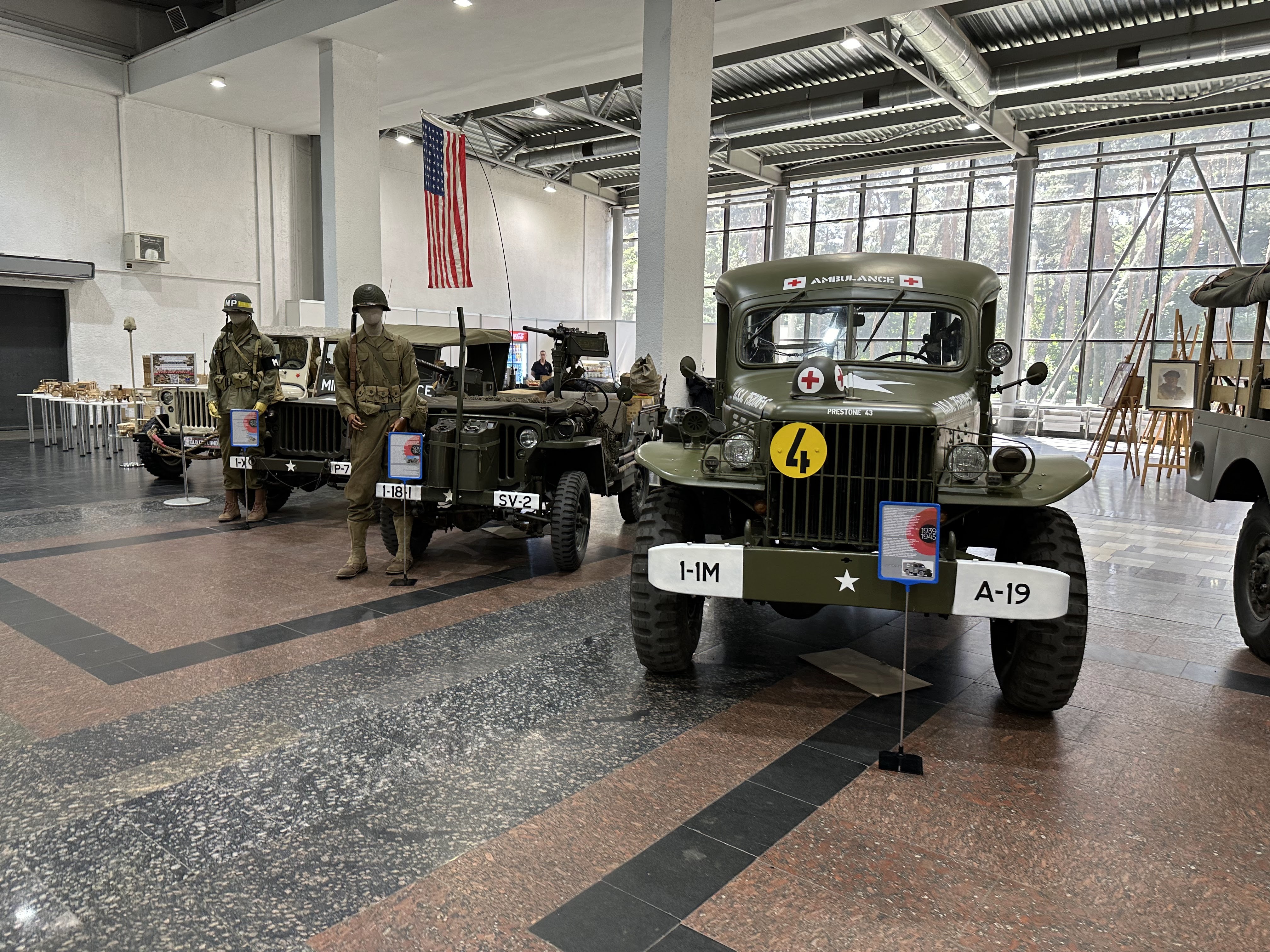Учасники виставки Зірки Old Car Land